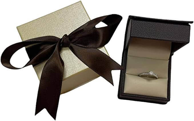 Halo Very Good Round Cut Classic Three-Stone Diamond